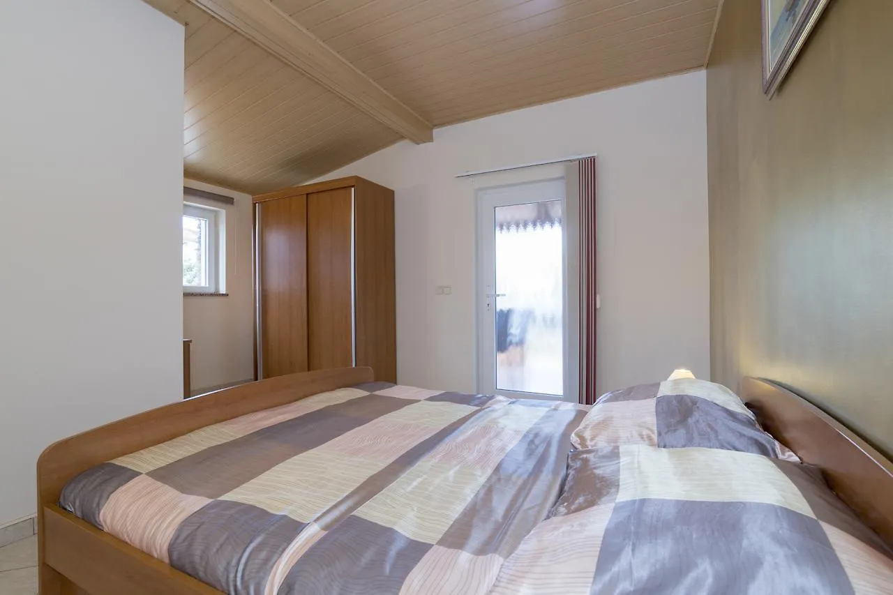 Apartments Kori Funtana 0*,